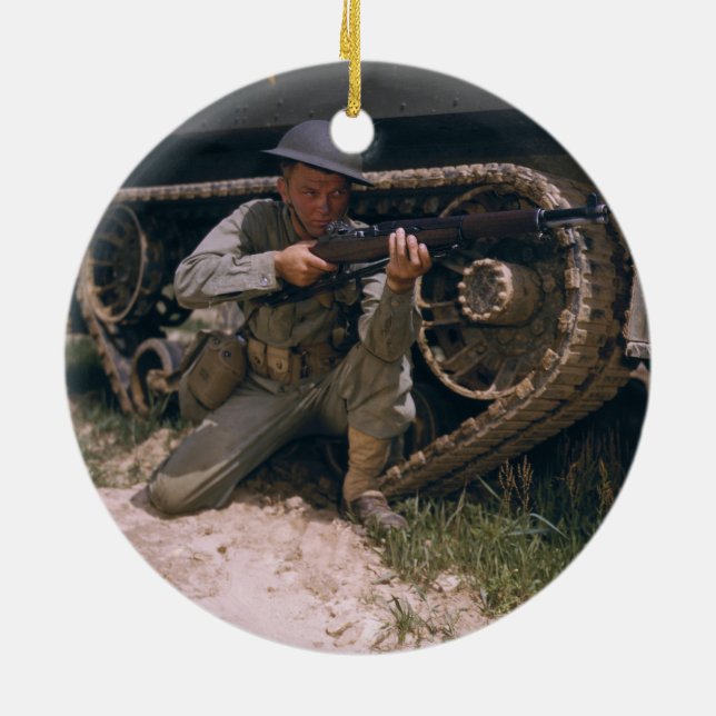 Weltkrieg-Soldat, der mit Garand Gewehr knit Keramik Ornament (Hinten)