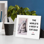 Weltleitendes Cat Vater  Pet Lover Foto Fotoplatte<br><div class="desc">Diese schlichte und moderne Foto-Plakette verfügt über einen porträtförmigen Foto-Raum mit der benutzerdefinierten Formulierung "The World's Best Cat Vater" mit dem Namen(en) der Katze(n) in modernem schwarzem Stil mit niedlichen Pfotendrucken, rotem Herzinfarkt und Personalisierung des Katzennamens. Macht ein großes Vatertagsgeschenk aus Vaters Furbaby! Aufnahme und Farben können komplett angepasst werden....</div>