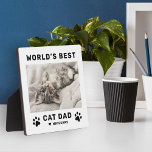 Weltleitungen Bester Cat Vater Weißer Quadrat Cust Fotoplatte<br><div class="desc">Dieses einfache und moderne quadratische Schild mit individuellem Foto-Schild aus Katzenjacke verfügt über einen porträtförmigen Foto mit der benutzerdefinierten Formulierung "The World's Best Cat Vater" mit dem Namen(en) der Katze(n) in modernem schwarzem Stil mit niedlichen Pfotendrucken, Herzanfall und Personalisierung des Katzennamens. Macht ein großes Vatertagsgeschenk aus Vaters Furbaby! Aufnahme und...</div>