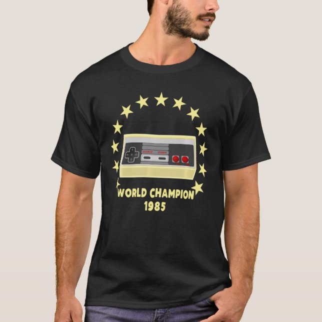 Weltmeister 1985 Retro Gaming Controller T-Shirt (Vorderseite)