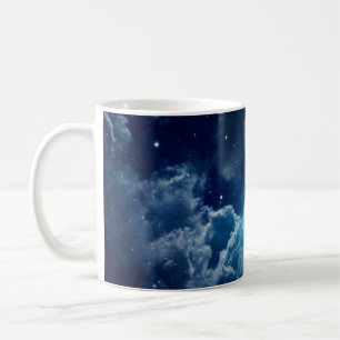 Weltraum des Nachthimmels mit Wolke und Sternenkre Kaffeetasse