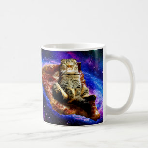 Weltraumkatze liegt auf einer Pizza Kaffeetasse