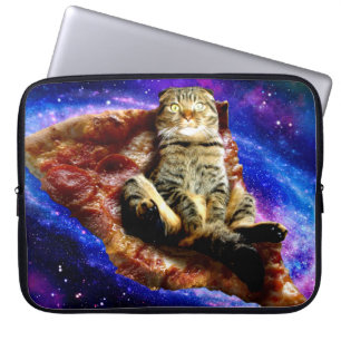 Weltraumkatze liegt auf einer Pizza Laptopschutzhülle