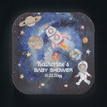 Weltraumraketenplaneten Kinderdusche Pappteller<br><div class="desc">Herzlich willkommen bei Ihrem kleinen Astronauten mit diesem Weltraum-Thema, Baby Shower Design mit Space-Programm-Look Text und Mama (oder Mama und Vaters) Namen und Duschdatum in bearbeitbarem Skripttext. Ein Junge in einem Weltraum-Anzug mit einer Rakete, die durch das Sonnensystem feuert und dorthin fliegt, wo noch kein Mensch gegangen ist. Die Sterne...</div>