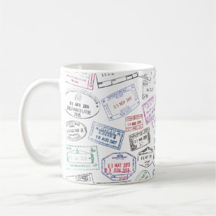 Weltweite Briefmarke von Reisepässen auf einer Tas Kaffeetasse
