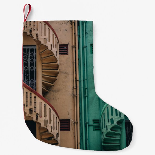 Wendeltreppe aus beigem und grünem Beton neben dem Kleiner Weihnachtsstrumpf (Vorderseite)