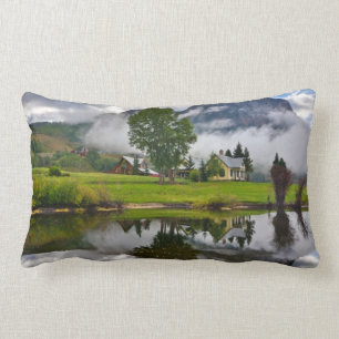 Wenig Haus im Nebel auf See Lendenkissen