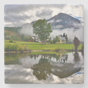 Wenig Haus im Nebel auf See Steinuntersetzer