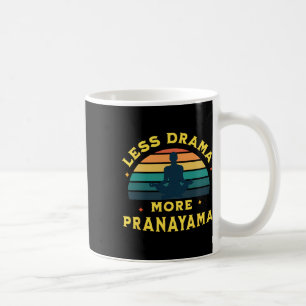 Weniger Drama, mehr Pranayama Yoga lustiges Design Kaffeetasse