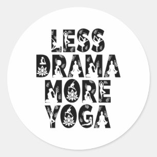 Weniger Drama mehr Yoga - Wellness Inspiration Runder Aufkleber