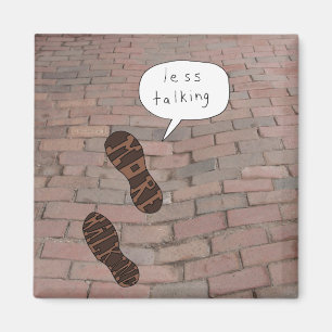 Weniger Gerede mehr Walking Bricks Magnet