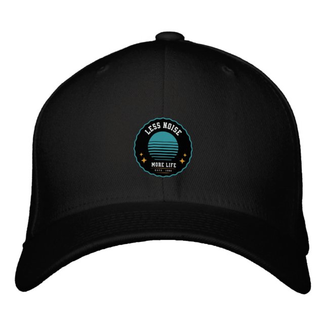 Weniger Lärm, mehr Leben - Retro-Hat-Design Bestickte Baseballkappe (Vorderseite)