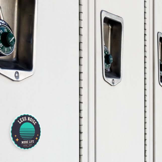 Weniger Lärm, mehr Leben - Retro-Hat-Design Magnet (In Situ (Schrank))