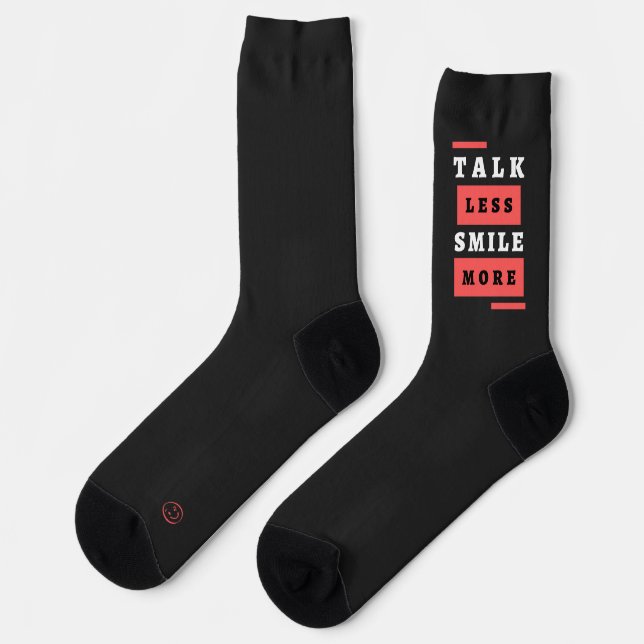 Weniger reden, mehr auf schwarz lächeln socken (Linkes Detail)