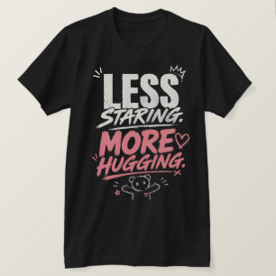 Weniger Starren Mehr Umarmen T-Shirt Liebling von