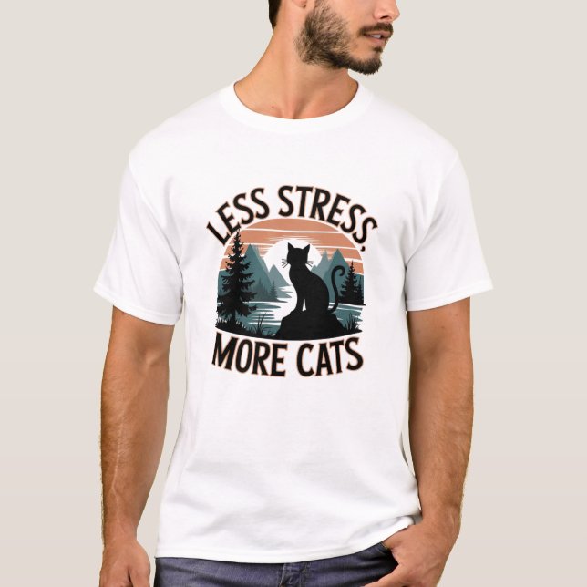 Weniger Stress, mehr Katzen - Entspannender Cat T  T-Shirt (Vorderseite)