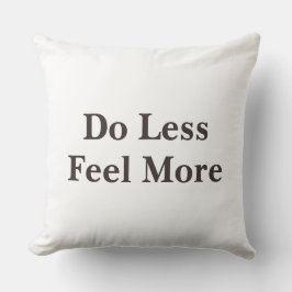 Weniger tun, mehr fühlen Minimalistischer Spruch   Kissen
