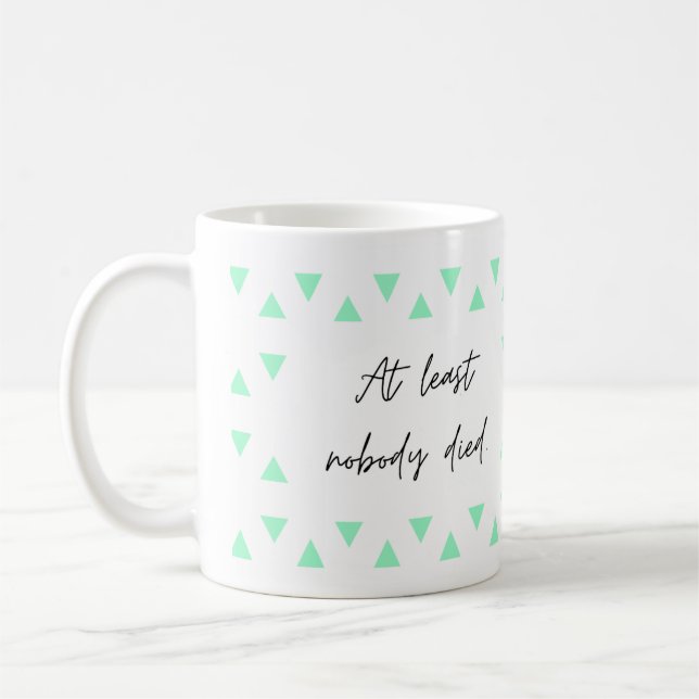 Wenigstens ist niemand gestorben, lustiger Schlamm Kaffeetasse (Links)