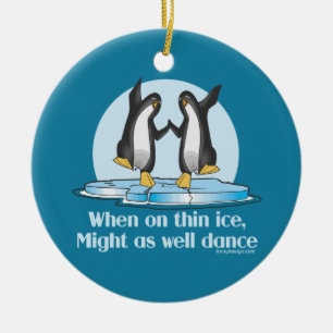 Wenn auf dünne Eis-Pinguin-lustigem Entwurf Keramikornament