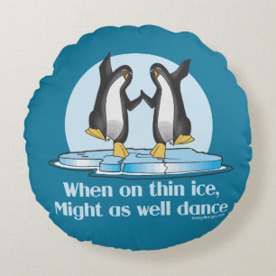 Wenn auf dünne Eis-Pinguin-lustigem Entwurf Rundes Kissen