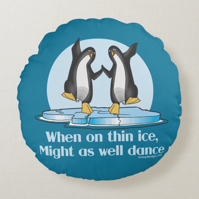 Wenn auf dünne Eis-Pinguin-lustigem Entwurf Rundes Kissen (Vorderseite)