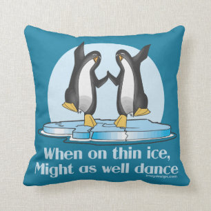 Wenn auf dünnen Eis-Tanz-Pinguinen Kissen