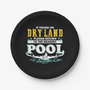Wenn auf trockenem Land wieder zum Pool schwimmen Pappteller