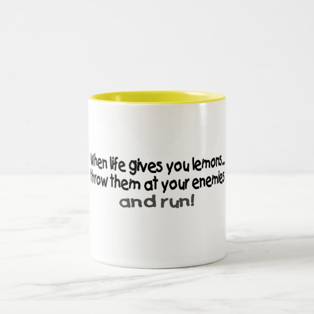 Wenn das Leben Sie gibt, werfen Zitronen sie an Zweifarbige Tasse (Mittel)