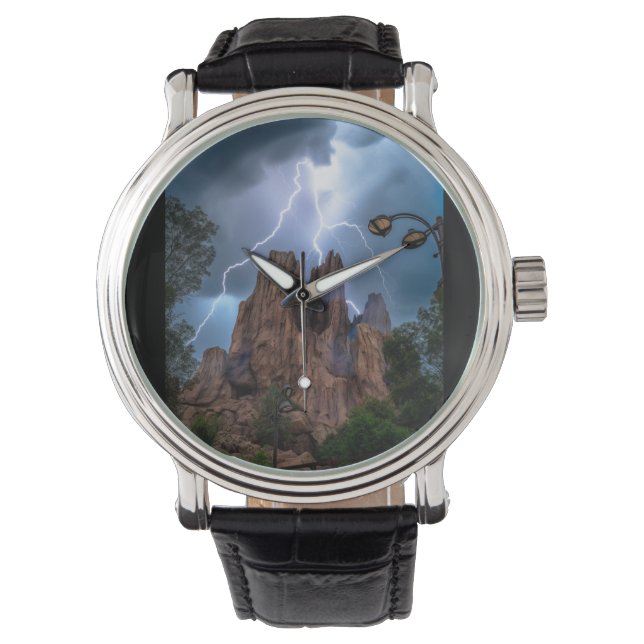 Wenn Donner Berg unter blauem Himmel trifft. Armbanduhr (Vorderseite)
