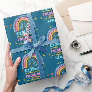 Wenn es regnet, suchen Sie nach Regenbogen Geschenkpapier