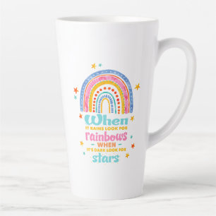 Wenn es regnet, suchen Sie nach Regenbogen Milchtasse