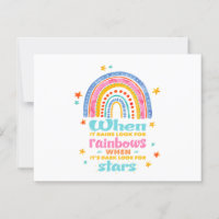 Wenn es regnet, suchen Sie nach Regenbogen