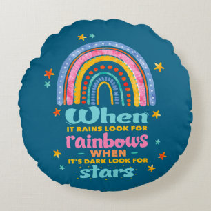 Wenn es regnet, suchen Sie nach Regenbogen Rundes Kissen