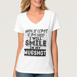 Wenn es zu meinem Kind kommt, lächle ich in meinem T-Shirt
