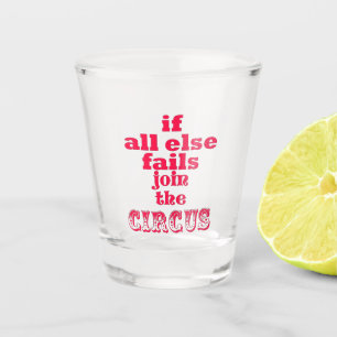 Wenn ganz sonst versagt, verbinden Sie den Zirkus Schnapsglas