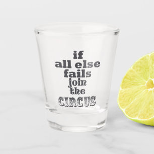 Wenn ganz sonst versagt, verbinden Sie den Zirkus Schnapsglas