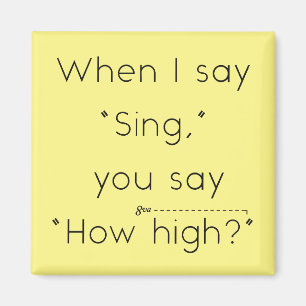 Wenn ich "singt" sage, sagst du: "Wie hoch?" Gelb Magnet