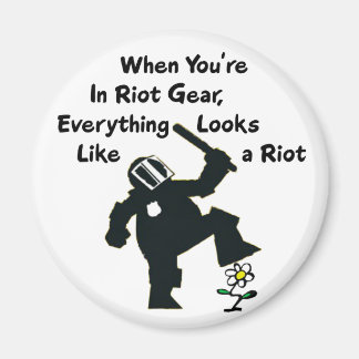 Wenn in der Riot Gear sieht alles wie ein Unruh au Magnet