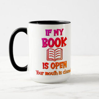 Wenn mein Buch geöffnet ist, ist die Tasse geschlo