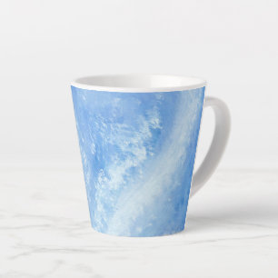 Wenn Ozeanwellen auf das Ufer abstürzen Milchtasse