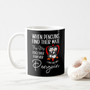 Wenn Pinguine ihren Partner finden, bleiben sie zu Kaffeetasse