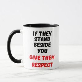WENN SIE NEBEN IHNEN STEHEN, GEBEN SIE IHNEN ACHTU TASSE