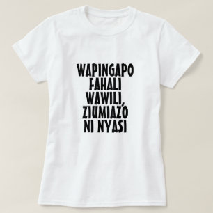 Wenn zwei Bullen kämpfen, ist es das Gras, das lei T-Shirt
