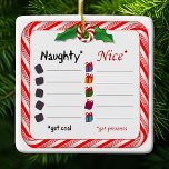 Wer ist verrückt oder schön dekoriert? keramikornament<br><div class="desc">Passen Sie Ihre Nachricht an. Die Naughty bekommen Kohle. Nizza bekommen Geschenke! Eine niedliche Weihnachtsscheckliste,  um dem Weihnachtsmann zu helfen,  mit einem Pfefferminz und einem Bonbonrahmen einen Track behalten. Ein perfekter,  lustiger Ornament für Ihre Zuhause oder Bürofeier!</div>