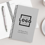 Werbeaktion für Firmenlogo Planer<br><div class="desc">Personalisieren Sie diesen Planer einfach mit Ihrem Firmenlogo und Geschäftsinformationen. Setzen Sie die Anpassung des Brandings auf die nächste Stufe, indem Sie eine Hintergrundfarbe auswählen, die Ihrer Markenfarbe entspricht.</div>