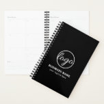 Werbung mit Sonderzeichen für Black Business Planer<br><div class="desc">Benutzerdefinierter schwarzer Businessplaner mit minimalistischem Design mit Ihrem Logo und zwei Textzeilen. Diese einfachen,  maßgeschneiderten Planer sind großartig,  um als Kundengeschenke oder als Werbeartikel zu geben / geben immer für Firmenveranstaltungen oder Messen.</div>