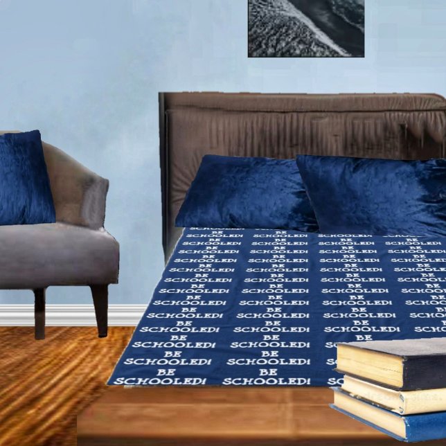 WERDE SCHULDIG! FLEECEDECKE (This fleece blanket has a collegiate look to its design!)