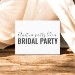 Werden Sie meine Bridesmaid-Funny White-Einladung? Einladungspostkarte<br><div class="desc">Modern wirst du meine Bridesmaid-Postkarte mit lustigen Nachrichten sein.</div>