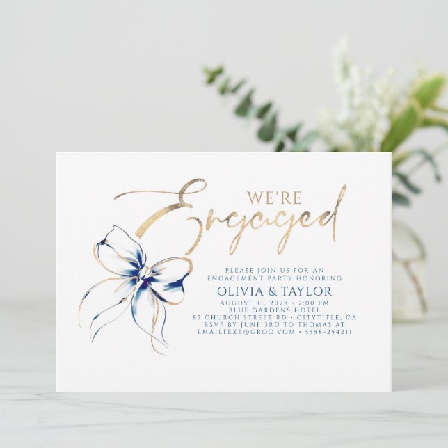 We're Engaged Navy Blue Bow Engagement Party Einladung (Stehend Vorderseite)