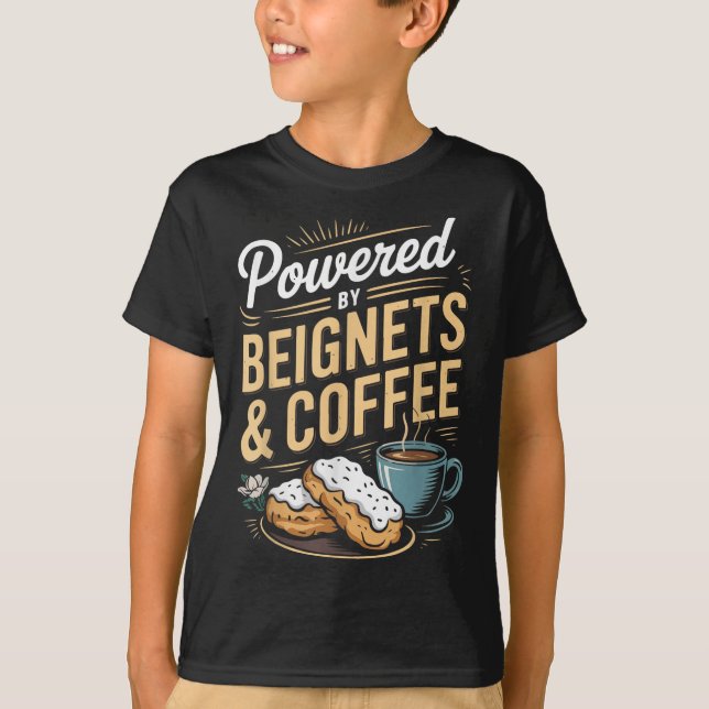Wered By Beignets And Coffee Funny New Orleans Quo T-Shirt (Vorderseite)